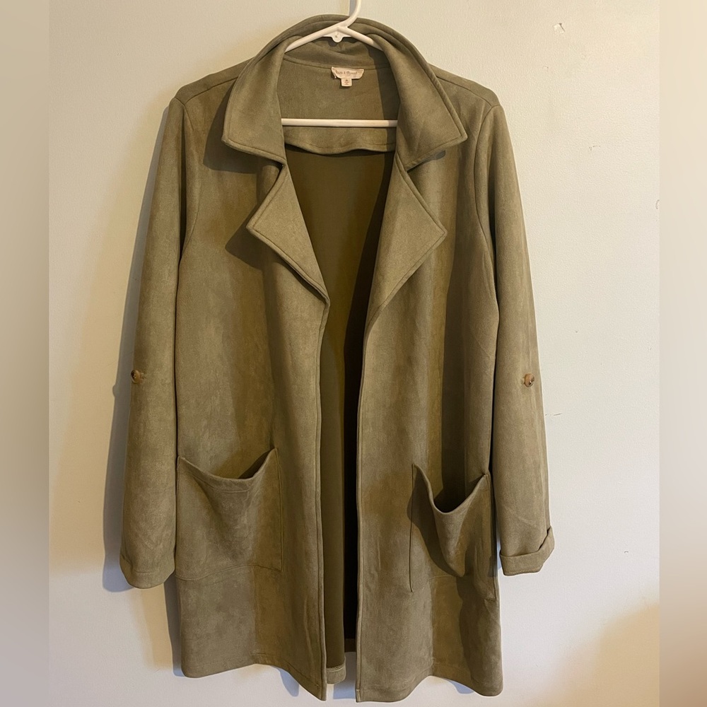 Hem and thread open faux suede jacket. Size M.